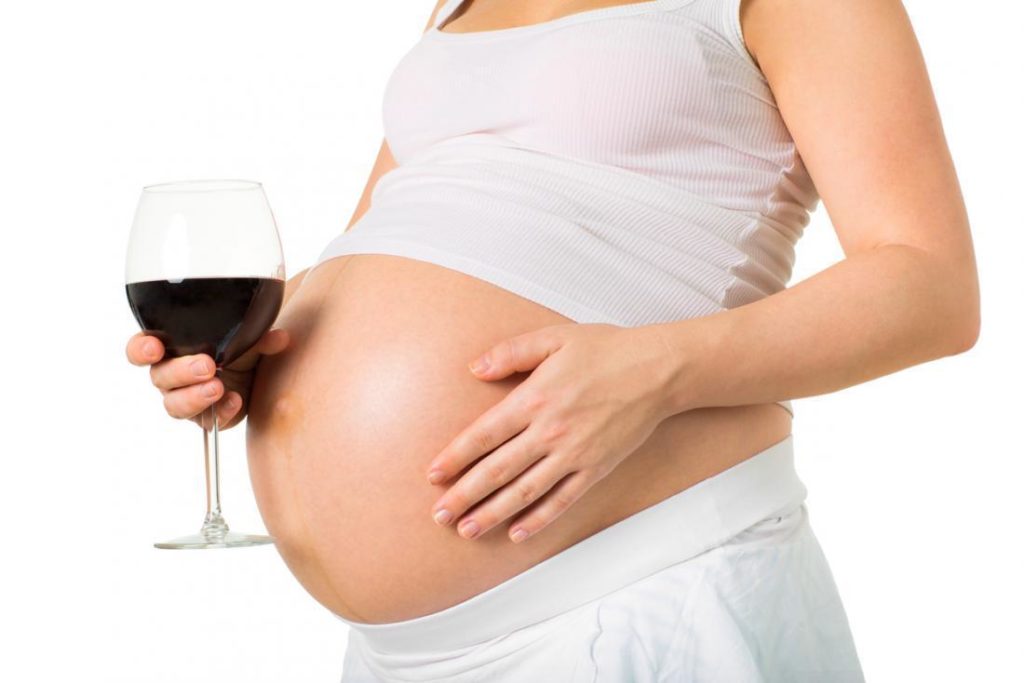 妊娠中のアルコールは子供に影響を与える可能性有り