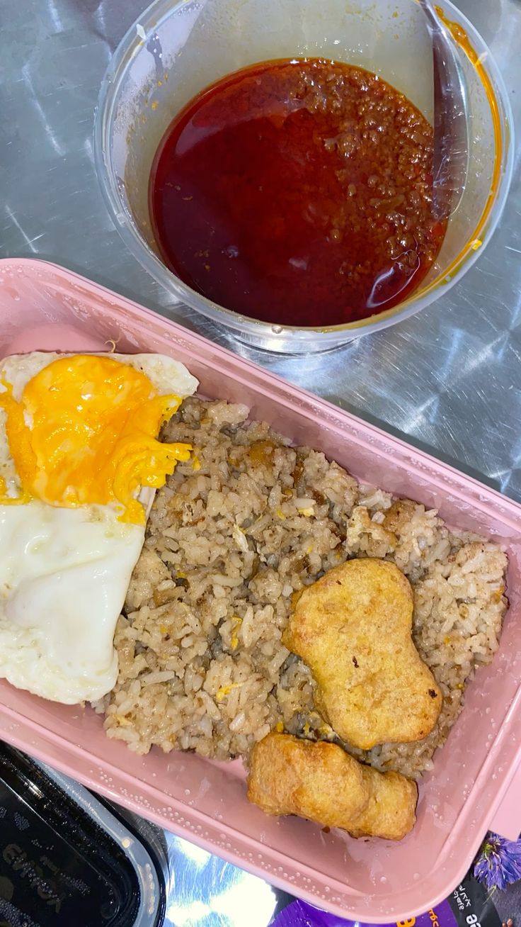 Bekal praktis dengan frozen food berupa nasi goreng dan bakso dalam kotak makan